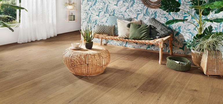 JOKA_Ativo_Naturholzboeden_Stossfest_Inspiration_Raumbild_Floral_Holz